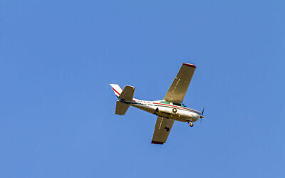 Illustration : un petit avion dans le ciel à Frederick, MD, États-Unis, le 13 octobre 2020. (iStock / Getty Images)