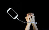 Illustration de l'addiction aux smartphones. (Crédit : myella via iStock by Getty Images)