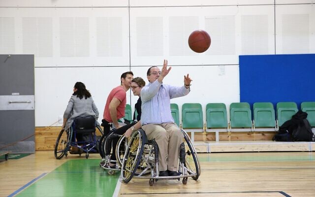 Le directeur-général de l'organisation JDC (American Jewish Joint Distribution Committee) (JDC) David M. Schizer au gymnase  Spivack de Ramat lors d'un match de basket organisé dans le cadre du partenariat Israel Unlimited  avec la fondation Ruderman et le gouvernement israélien, en février 2018. (Crédit : JDC)