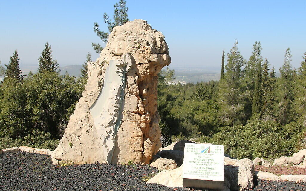 La sculpture "Israël en pierre" surplombe de beaux panoramas. (Crédit : Shmuel Bar-Am)