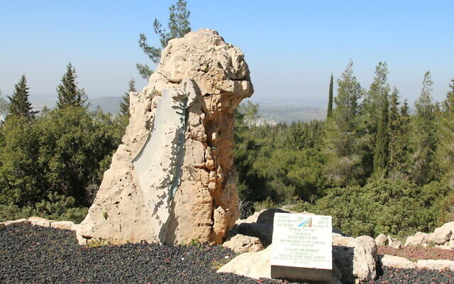La sculpture "Israël en pierre" surplombe de beaux panoramas. (Crédit : Shmuel Bar-Am)