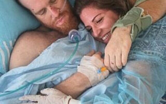 Sadan et sa petite amie dans sa chambre d'hôpital à l'hôpital Tel HaShomer pendant sa convalescence en 2015. (Crédit : Autorisation Roei Sadan)