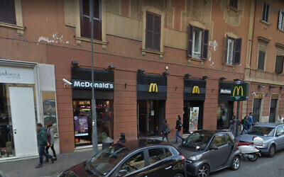 Des piétons marchent devant le restaurant McDonalds sur la Piazza Re di Roma à Rome, en Italie, en 2015. (Crédit : Google Street View via JTA)