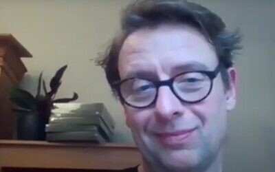 Le sociologue de l'université de Bristol David Miller dans une vidéo téléchargée le 15 février 2020. (Crédit : Capture d'écran/YouTube)