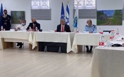 Le Premier ministre Benjamin Netanyahu rencontre des officiers supérieurs de la police, le 17 mars 2020. (Capture d'écran).