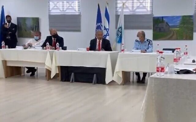 Le Premier ministre Benjamin Netanyahu rencontre des officiers supérieurs de la police, le 17 mars 2020. (Capture d'écran). Le Premier ministre Benjamin Netanyahu rencontre des officiers supérieurs de la police, le 17 mars 2020. (Capture d'écran).