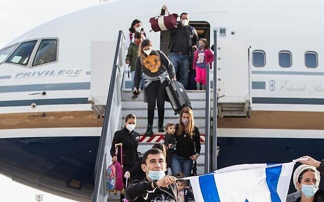 Des immigrants du Brésil et d'Argentine arrivent en Israël le 1er mars 2021. (Avishag Shar Yashuv / IFCJ via JTA)
