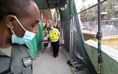 La police des frontières et des membres de ZAKA opèrent sur le chantier de Tel Aviv où un Palestinien a fait une chute mortelle après une poursuite policière, le 24 mars 2021. (Crédit : Porte-parole de ZAKA)