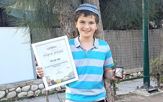 Zvi Ben-David, 11 ans, qui a découvert une statuette de fertilité vieille de 2500 ans. (Crédit : Oren Shmueli, Autorité israélienne des antiquités) Zvi Ben-David, 11 ans, qui a découvert une statuette de fertilité vieille de 2500 ans. (Crédit : Oren Shmueli, Autorité israélienne des antiquités)