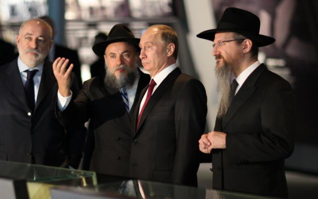 Le président russe Vladimir Poutine (C) au Musée juif et Centre de tolérance avec le grand rabbin russe Berel Lazar (R) et le rabbin Alexander Boroda, président de la Fédération des communautés juives de Russie et directeur général du musée (G) sur cette photo non datée. (Crédit : Autorisation)