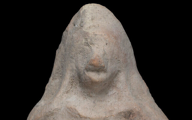 La statuette vieille de 2500 ans découverte par un jeune garçon de 11 ans. (Crédit : Yevgeny Ostrovsky, Autorité israélienne des antiquités) La statuette vieille de 2500 ans découverte par un jeune garçon de 11 ans. (Crédit : Yevgeny Ostrovsky, Autorité israélienne des antiquités)