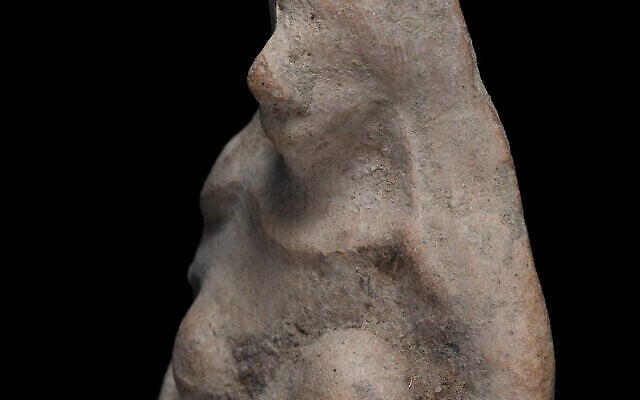 La statuette vieille de 2500 ans découverte par un jeune garçon de 11 ans. (Crédit : Yevgeny Ostrovsky, Autorité israélienne des antiquités) La statuette vieille de 2500 ans découverte par un jeune garçon de 11 ans. (Crédit : Yevgeny Ostrovsky, Autorité israélienne des antiquités)