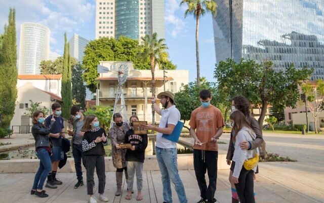 Tour organisé du complexe Sarona à Tel-Aviv, une des nombreuses visites proposées par la ville durant les vacances de Pessah 2021 (Autorisation Riki Rahman) Tour organisé du complexe Sarona à Tel-Aviv, une des nombreuses visites proposées par la ville durant les vacances de Pessah 2021 (Autorisation Riki Rahman)