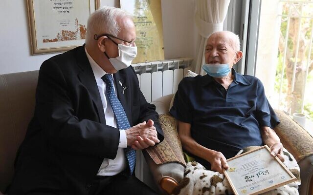 Le président Reuven Rivlin (à gauche) et Itzik Yaakoby à la Knesset, le 8 avril 2021. (Mark Neyman / GPO)