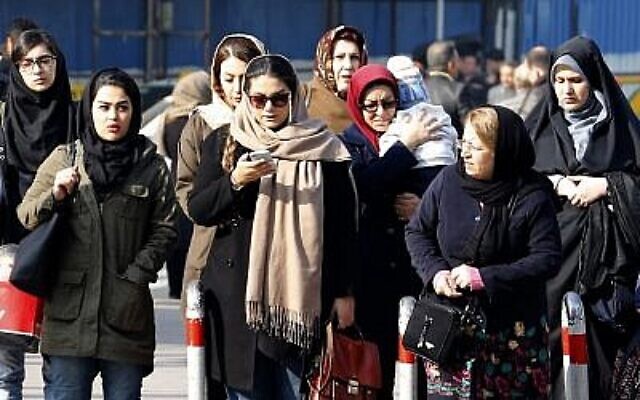 Sur cette photo d'archives prise le 7 février 2018, des femmes iraniennes portant un hijab marchent dans une rue de la capitale Téhéran. (Atta Kenare/AFP) Sur cette photo d'archives prise le 7 février 2018, des femmes iraniennes portant un hijab marchent dans une rue de la capitale Téhéran. (Atta Kenare/AFP)