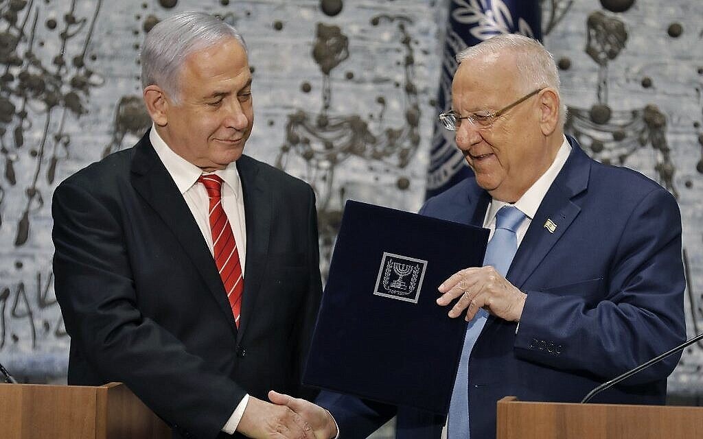 Le président Reuven Rivlin (à droite) charge le Premier ministre Benjamin Netanyahu de former un nouveau gouvernement, lors d'une conférence de presse à la résidence du président à Jérusalem, le 25 septembre 2019. (Crédit : Menahem Kahana/AFP) Le président Reuven Rivlin (à droite) charge le Premier ministre Benjamin Netanyahu de former un nouveau gouvernement, lors d'une conférence de presse à la résidence du président à Jérusalem, le 25 septembre 2019. (Crédit : Menahem Kahana/AFP)