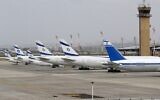 Boeing 737 d'El Al Airlines sur le tarmac de l'aéroport international Ben Gurion près de Tel Aviv, le 10 mars 2020. (Crédit : Jack Guez / AFP)
