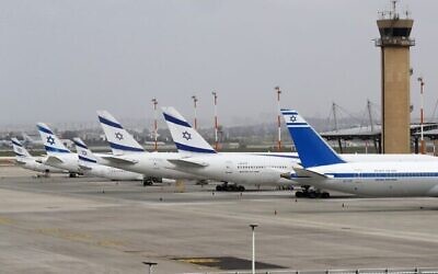 Boeing 737 d'El Al Airlines sur le tarmac de l'aéroport international Ben Gurion près de Tel Aviv, le 10 mars 2020. (Crédit : Jack Guez / AFP)