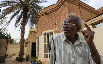Le Dr. Mansour Israil, petit-fils d'un Juif irakien installé au Soudan et dont la famille s'est ensuite convertie à l'islam, lors d’une interview à l'AFP devant son domicile, dans le quartier autrefois connu sous le nom de "quartier juif" à Omdurman, ville jumelle de la capitale soudanaise, le 18 février 2021. (Crédit : ASHRAF SHAZLY / AFP)