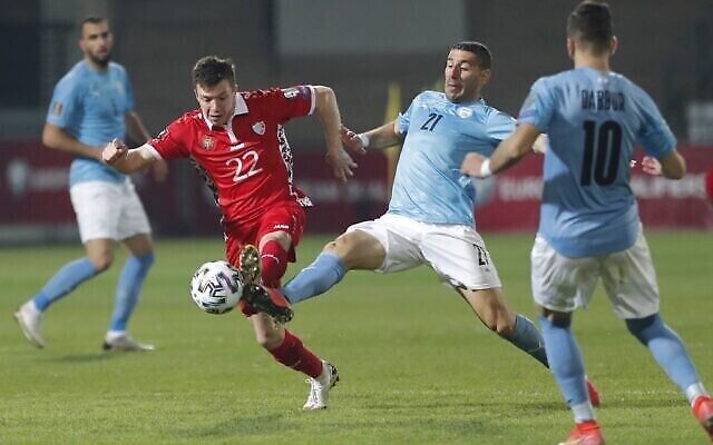 Le milieu de terrain moldave Vadim Rata et le défenseur israélien Eitan Tibi luttent pour le ballon lors du match de football de qualification pour la Coupe du Monde de la FIFA, Qatar 2022, Moldavie contre Israël, au stade Zimbru de Chisinau, le 31 mars 2021. (Crédit : Bogdan TUDOR / AFP)