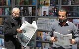 Des hommes jordaniens lisent des journaux locaux avec des titres en première page sur les derniers événements dans leur pays, devant un kiosque dans la capitale Amman, le 4 avril 2021. Les médias officiels jordaniens ont prévenu aujourd'hui que la sécurité et la stabilité constituaient une "ligne rouge", au lendemain de l'arrestation de plusieurs personnalités et de la mise en résidence surveillée d'un demi-frère du roi Abdallah II. (Khalil MAZRAAWI / AFP)