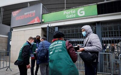 L’entrée d’un centre de vaccination installé au Stade de France, à Saint-Denis, à proximité de Paris, le 6 avril 2021. (Crédit : Thomas SAMSON / POOL / AFP)