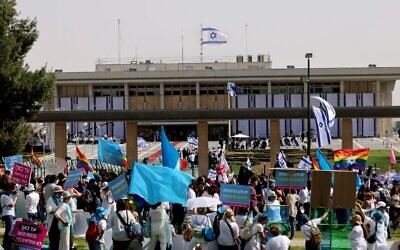 L'association Agouda a organisé avec d'autres associations de défense des droits humains la manifestation de mardi devant le Parlement, coïncidant avec la prestation de serment des nouveaux députés, le 6 avril 2021. (Crédit : Emmanuel DUNAND / AFP)