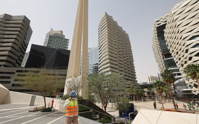 Des ouvriers dans le King Abdullah Financial District (KAFD) à Riyad, la capitale saoudienne, le 16 mars 2021. (Crédit : Fayez Nureldine / AFP) Des ouvriers dans le King Abdullah Financial District (KAFD) à Riyad, la capitale saoudienne, le 16 mars 2021. (Crédit : Fayez Nureldine / AFP)
