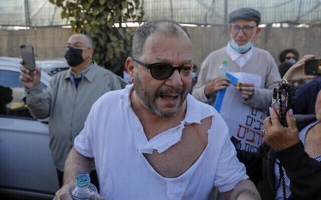 Le député Ofer Cassif, membre juif de l'alliance électorale à prédominance arabe Liste arabe unie, est photographié après avoir été frappé et arrêté par la police israélienne lors d'une manifestation dans le quartier de Sheikh Jarrah à Jérusalem, le 9 avril 2021. (AHMAD GHARABLI / AFP)