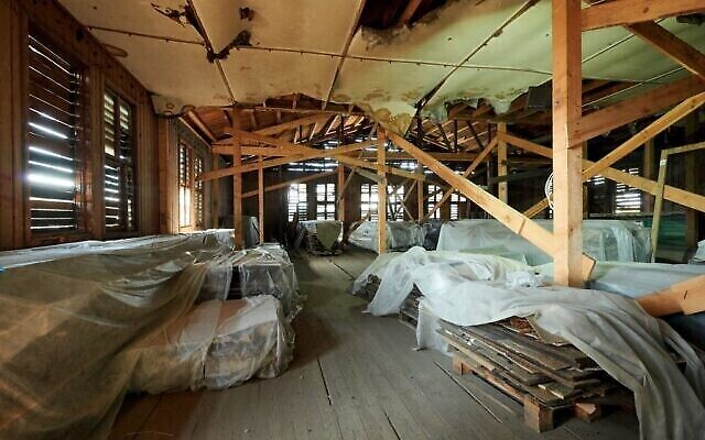 Une photo prise à l'intérieur d'un bâtiment qui abritait un réfectoire SS à l'ancien camp de la mort d'Auschwitz-Brikenau, à Oswiecim, el Pologne, le 9 avril 2021. (Crédit : BARTOSZ SIEDLIK / AFP) Une photo prise à l'intérieur d'un bâtiment qui abritait un réfectoire SS à l'ancien camp de la mort d'Auschwitz-Brikenau, à Oswiecim, el Pologne, le 9 avril 2021. (Crédit : BARTOSZ SIEDLIK / AFP)