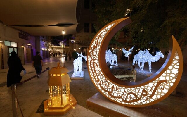 Des décorations traditionnelles de lanternes et de croissants de lune mises en place et allumées dans le quartier de Seef, à Dubaï, avant le mois de jeûne sacré musulman du Ramadan, le 11 avril 2021. (Crédit : GIUSEPPE CACACE / AFP)