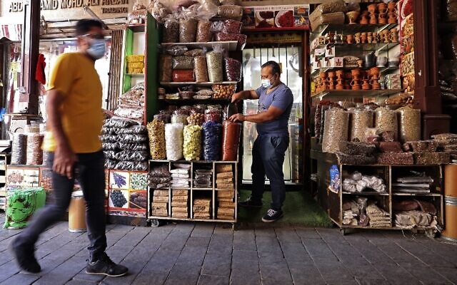 Un marché de Dubaï, aux Émirats arabes unis, avant le mois de jeûne musulman du Ramadan, le 12 avril 2021. (Crédit : Karim SAHIB / AFP)