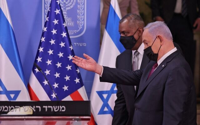 Le secrétaire d'Etat américain Lloyd Austin reçu par le Premier ministre Benjamin Netanyahu à Jérusalem, le 12 avril 2021. (Crédit : Menahem KAHANA / POOL / AFP)