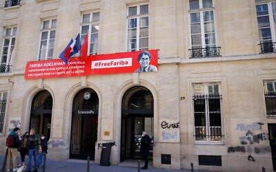 Des tags antisémites sur le fronton de Sciences Po Paris, le 12 avril 2021. (Crédit : Thomas Samson/AFP)