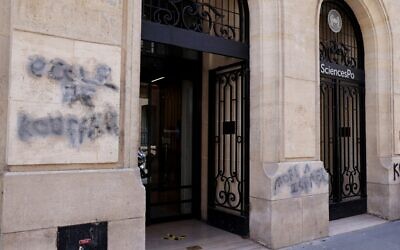Des tags antisémites sur le fronton de Sciences-po Paris, le 12 avril 2021. (Crédit : Thomas SAMSON / AFP)