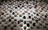 Des fidèles musulmans effectuent la prière de Tarawih pendant le mois de jeûne du Ramadan autour de la Kaaba dans le complexe de la Grande Mosquée de la ville sainte de La Mecque, le 13 avril 2021. (Crédit : AFP)