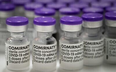 Des flacons de vaccin anti-coronavirus Pfizer/BioNTech dans une chambre froide avant d'être emballés pour être livrés dans un entrepôt d'une banlieue de Paris, le 30 mars 2021. (Crédit : Joel Saget/AFP)