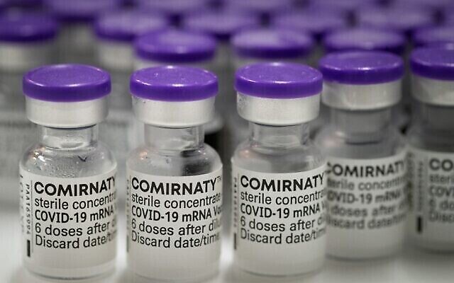 Des flacons de vaccin anti-coronavirus Pfizer/BioNTech dans une chambre froide avant d'être emballés pour être livrés dans un entrepôt d'une banlieue de Paris, le 30 mars 2021. (Crédit : Joel Saget/AFP)