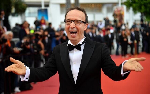 Sur cette photo d'archive prise le 13 mai 2018, l'acteur et réalisateur italien Roberto Benigni réagit en arrivant à la projection du film "Heureux comme Lazzaro (Lazzaro Felice)" lors de la 71e édition du Festival de Cannes à Cannes, dans le sud de la France. L'acteur et réalisateur italien Roberto Benigni, qui a remporté un Oscar pour "La vie est belle", sera honoré d'un prix pour sa carrière lors du Festival du film de Venise de cette année, ont annoncé les organisateurs le 15 avril 2021. (ALBERTO PIZZOLI / AFP)