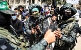 Des terroristes des Brigades Ezzedine al-Qassam, la branche armée du Hamas, dans le camp de réfugiés de Nuseirat, au centre de la bande de Gaza, le 18 avril 2021. (Crédit : Mahmud Hams/AFP)
