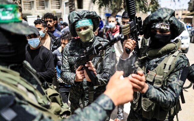 Des combattants des Brigades Ezzedine al-Qassam, la branche armée du mouvement Hamas, dans le camp de réfugiés de Nuseirat, dans le centre de la bande de Gaza, le 18 avril 2021. (MAHMUD HAMS / AFP)