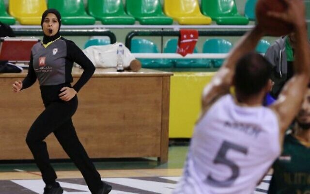 L'arbitre de basket-ball égyptien Sarah Gamal observe les joueurs lors d'un match entre les équipes d'Al-Ittihad et d'Al-Geish à l'Al-Ittihad Al-Sakandari Arena dans la ville d'Alexandrie, dans le nord du pays, le 17 avril 2021. (Crédit :  Hazem GOUDA / AFP)