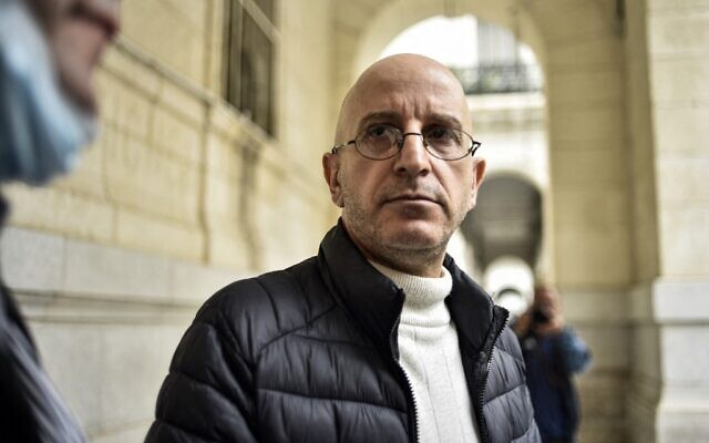 Said Djabelkhir, un spécialiste algérien renommé de l'islam, devant le palais de justice de Sidi Mhamed, à Alger, en Algérie, le 22 avril 2021. (Crédit : RYAD KRAMDI / AFP) Said Djabelkhir, un spécialiste algérien renommé de l'islam, devant le palais de justice de Sidi Mhamed, à Alger, en Algérie, le 22 avril 2021. (Crédit : RYAD KRAMDI / AFP)