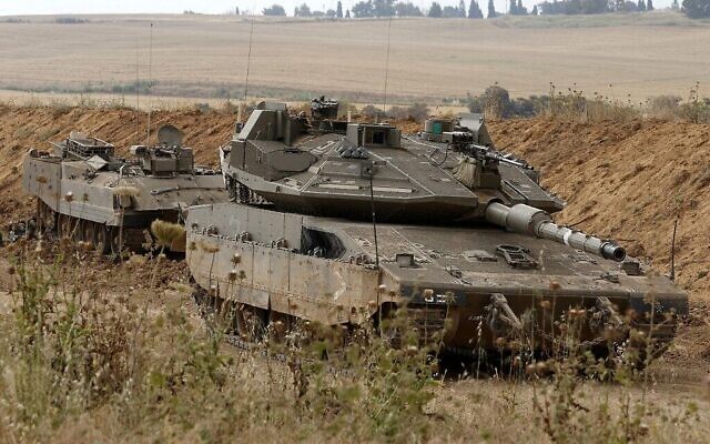 Des tanks israéliens stationnés le long de la frontière entre Israël et Gaza, le 24 avril 2021. (Crédit : JACK GUEZ / AFP) Des tanks israéliens stationnés le long de la frontière entre Israël et Gaza, le 24 avril 2021. (Crédit : JACK GUEZ / AFP)