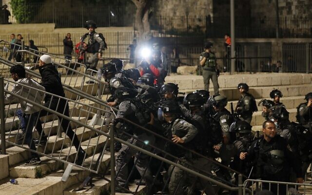 Les forces de sécurité israéliennes repoussent des manifestants palestiniens devant la porte de Damas, dans la Vieille Ville de Jérusalem, le 24 avril 2021. (Ahmad GHARABLI / AFP) Les forces de sécurité israéliennes repoussent des manifestants palestiniens devant la porte de Damas, dans la Vieille Ville de Jérusalem, le 24 avril 2021. (Ahmad GHARABLI / AFP)