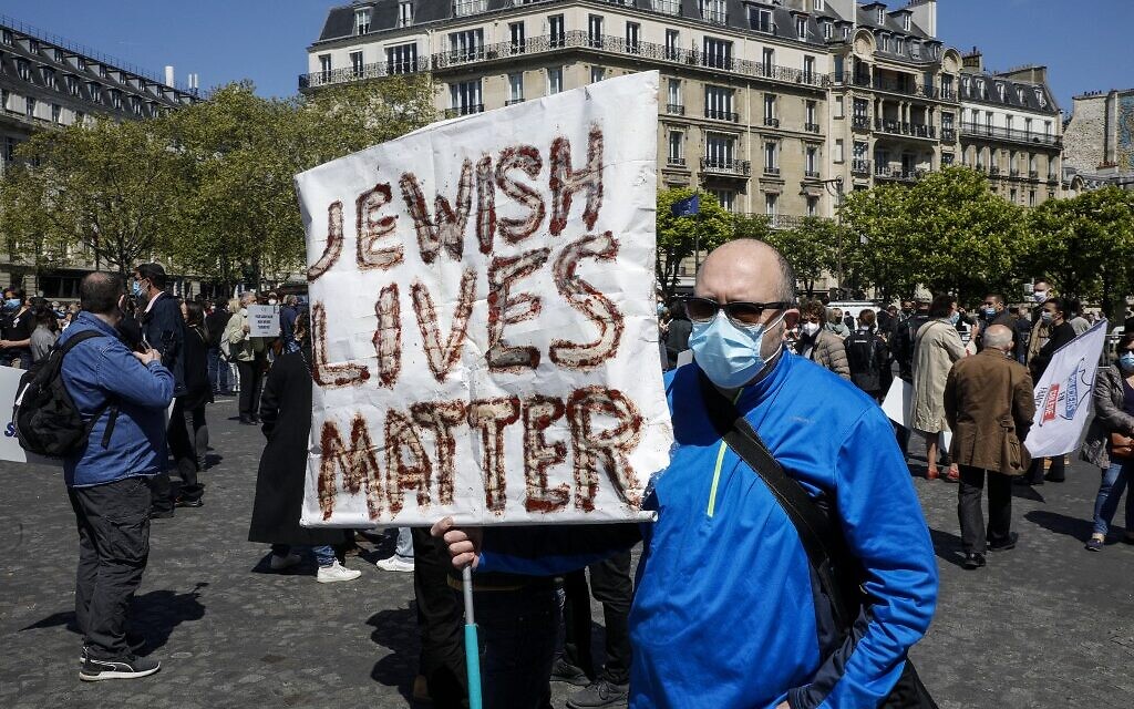 Un manifestant au rassemblement pour demander justice pour Sarah Halimi, sur la place du Trocadéro, devant la tour Eiffel, à Paris, le 25 avril 2021. (Crédit : GEOFFROY VAN DER HASSELT / AFP)