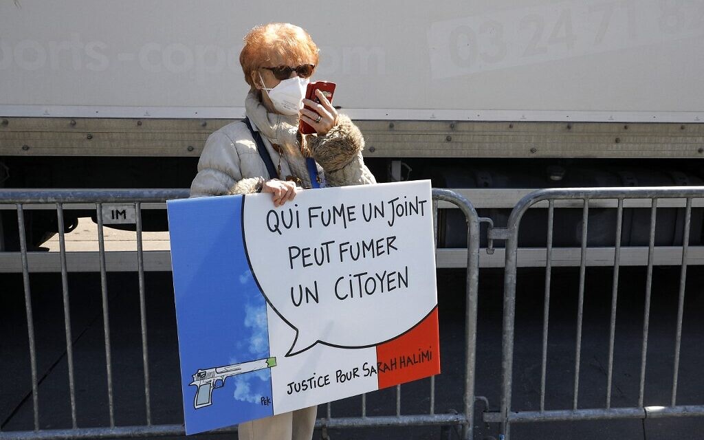 Une manifestante au rassemblement pour demander justice pour Sarah Halimi, sur la place du Trocadéro, devant la tour Eiffel, à Paris, le 25 avril 2021. (Crédit : GEOFFROY VAN DER HASSELT / AFP)