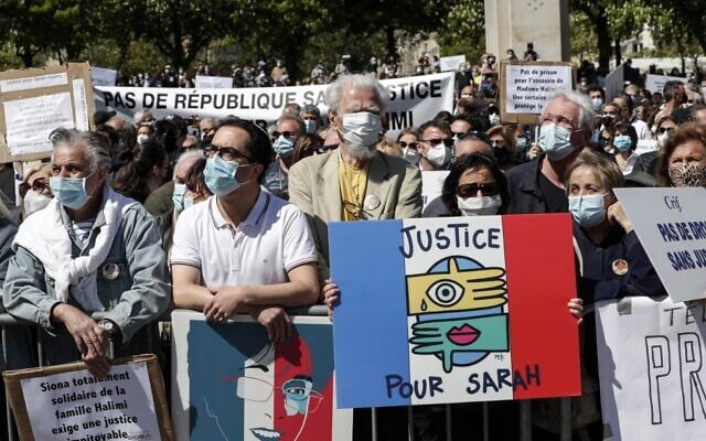 Des manifestants au rassemblement pour demander justice pour Sarah Halimi, sur la place du Trocadéro, devant la tour Eiffel, à Paris, le 25 avril 2021. (Crédit : GEOFFROY VAN DER HASSELT / AFP)
