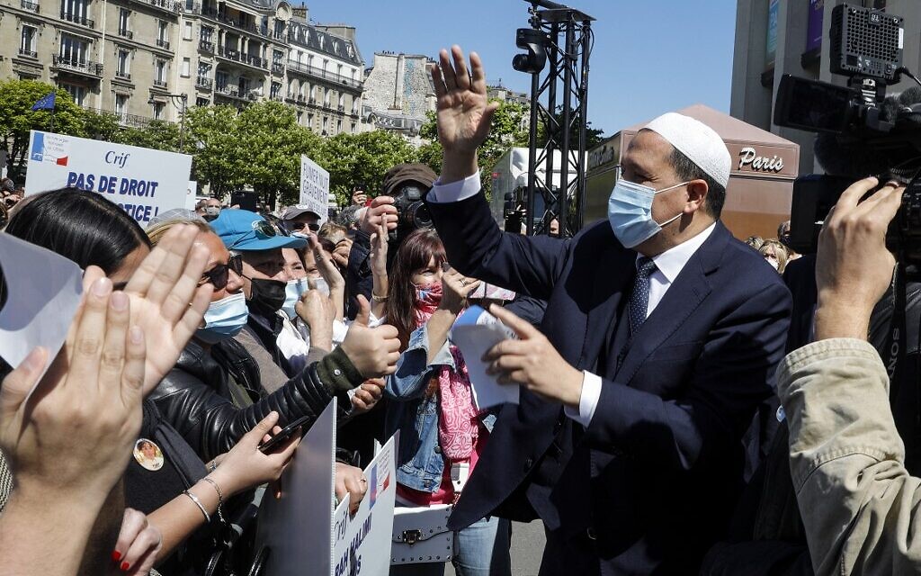 L'imam de Drancy Hassen Chalghoumi au rassemblement pour demander justice pour Sarah Halimi, sur la place du Trocadéro, devant la tour Eiffel, à Paris, le 25 avril 2021. (Crédit : GEOFFROY VAN DER HASSELT / AFP)