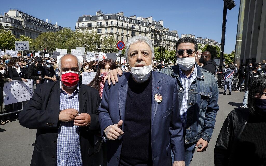 Le chanteur français Enrico Macias au rassemblement pour demander justice pour Sarah Halimi, sur la place du Trocadéro, devant la tour Eiffel, à Paris, le 25 avril 2021. (Crédit : GEOFFROY VAN DER HASSELT / AFP)